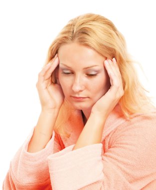 baş ağrısı olan genç kadın