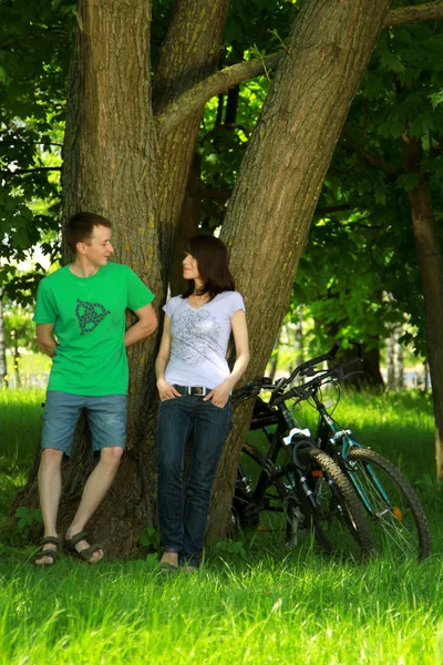 Donna in bicicletta all'aperto con il marito — Foto Stock