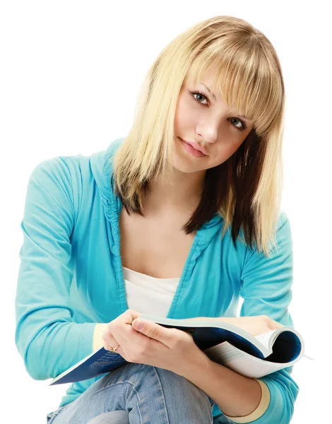 Flicka med en penna och en lärobok — Stockfoto