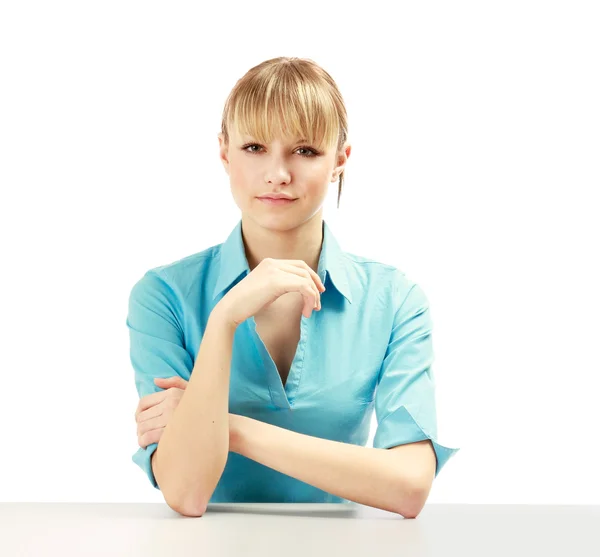 Mulher sentada à mesa — Fotografia de Stock