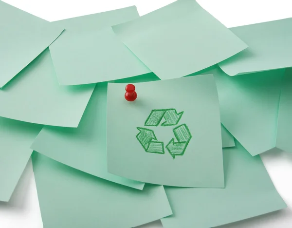 Recycler signe sur feuille verte de papier — Photo