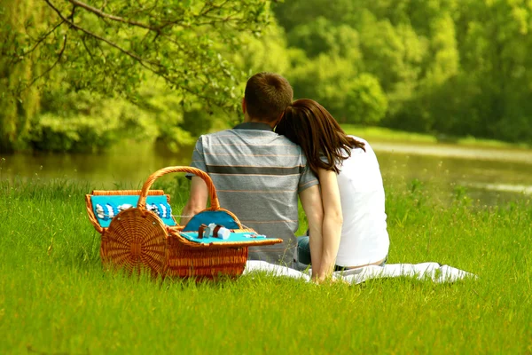 Man and woman at picnic — Stock Photo, Image