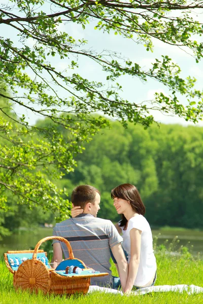 Uomo e donna al picnic — Foto Stock