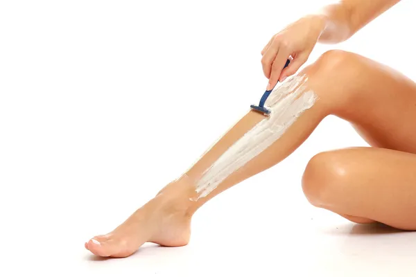 Afeitarse pierna femenina —  Fotos de Stock
