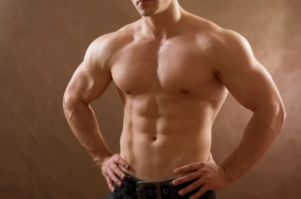Сексуальный мускулистый мужчина — стоковое фото