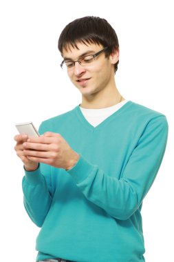 bir cep telefonu olan genç bir adam