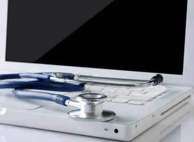 Gümüş laptop stetoskop.