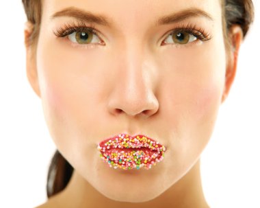 Kadının dudakları ile çok renkli inciler.