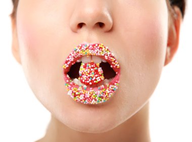 Kadının dudakları tatlı tatlı şeker