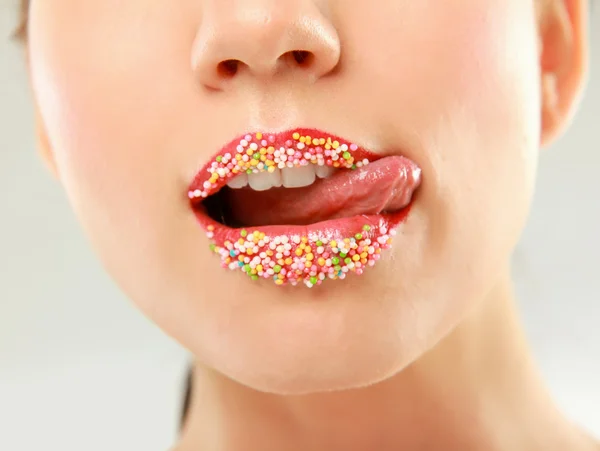 Labios de mujer con perlas multicolores . — Foto de Stock