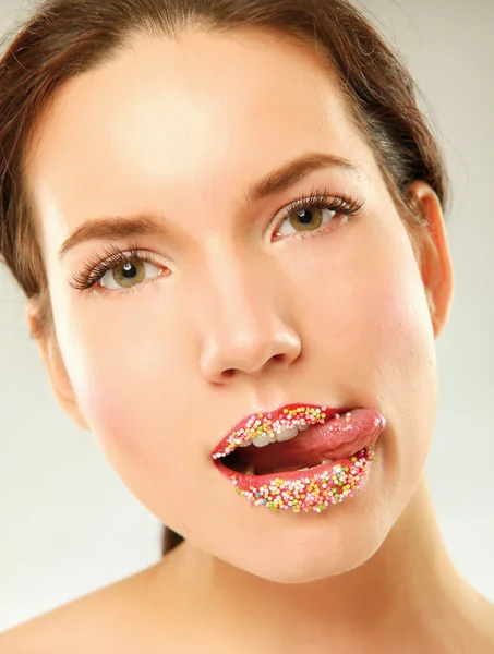 Primer plano de labios de mujer con perlas multicolores . —  Fotos de Stock