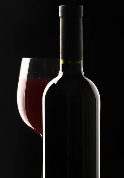 Flasche mit Rotwein und Glas. — Stockfoto