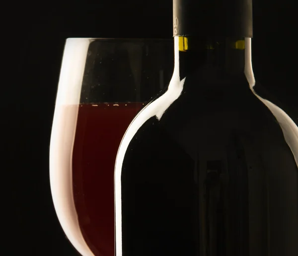 Flasche mit Rotwein und Glas. — Stockfoto