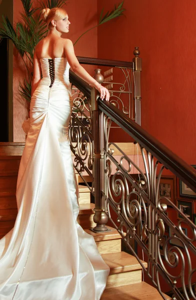 Blondýna nevěsta ve svatebních šatech — Stock fotografie