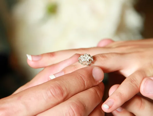 Hombre poniendo anillo de boda en la mano de la mujer . — Foto de Stock