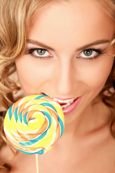 Ung glad kvinna med lollipop. — Stockfoto