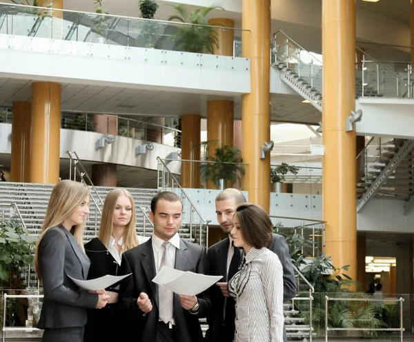 Geschäftsleute stehen mit seinen Mitarbeitern — Stockfoto