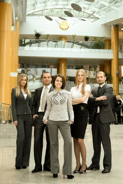 Zakenlieden permanent met zijn personeel — Stockfoto