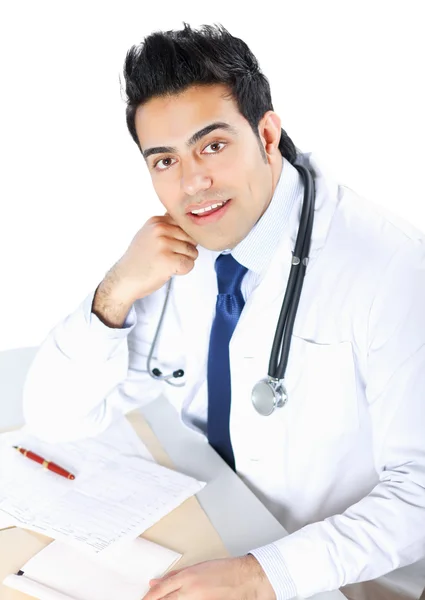 Ένα αρσενικό γιατρός κάθεται στο γραφείο — Φωτογραφία Αρχείου