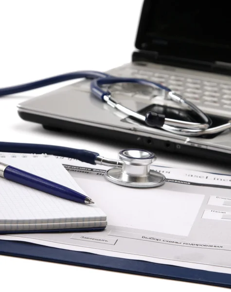 Stethoscope on keyboard and notepad with pen — Stock Photo, Image