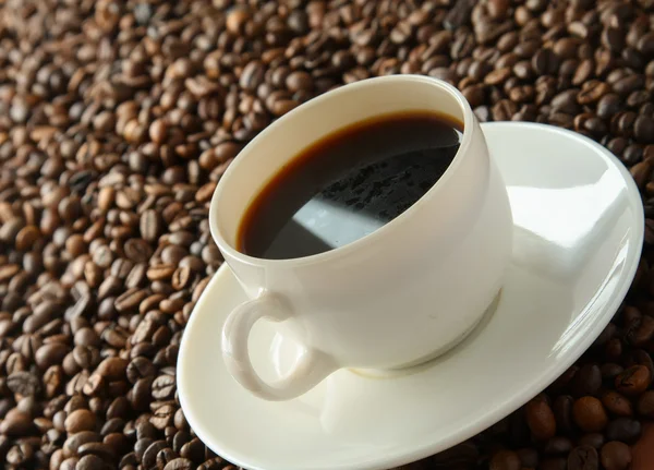 Chicchi di caffè con tazza bianca — Foto Stock