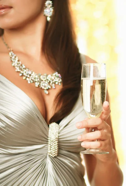 Brunette vrouw drinken champagne — Stockfoto