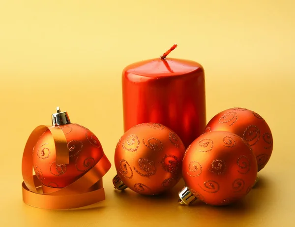 Gold ball and candle. — Stock Photo, Image