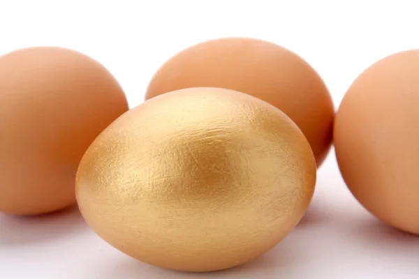 Verschillende eieren en een gouden ei — Stockfoto