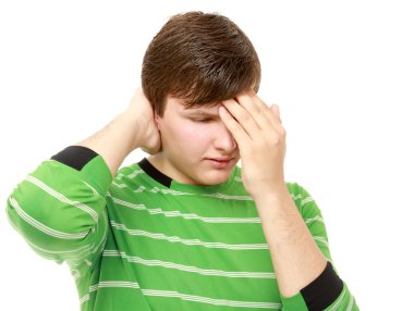 Baş ağrısı olan bir adam.