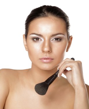 allık uygulayarak genç yetişkin kadın