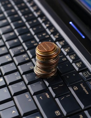 klavye üzerinde kazık paralar