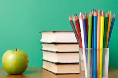 kalemler ve elma ile gözlük