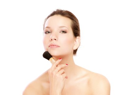 allık uygulayarak genç yetişkin kadın.