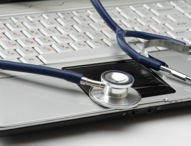 Gümüş laptop stetoskop.