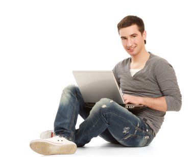 bir dizüstü bilgisayar ile çalışan adam