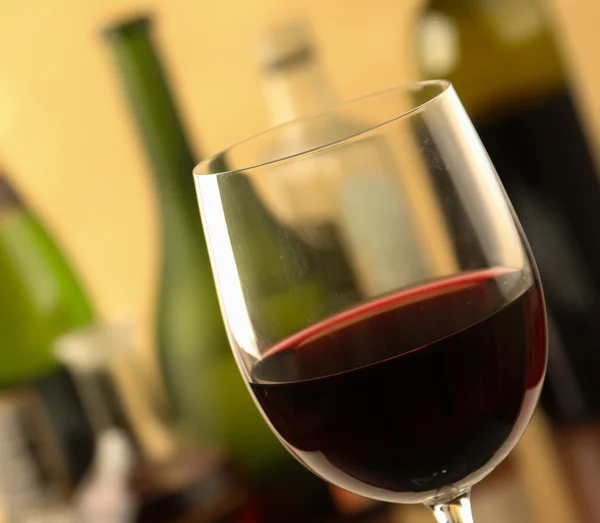 Copo de vinho tinto e garrafa de vinho . — Fotografia de Stock