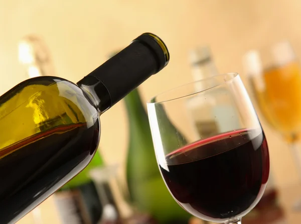 Glas rött vin och vin flaskan. — Stockfoto
