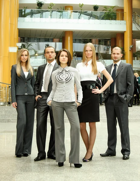 Hommes d'affaires debout avec son personnel — Photo