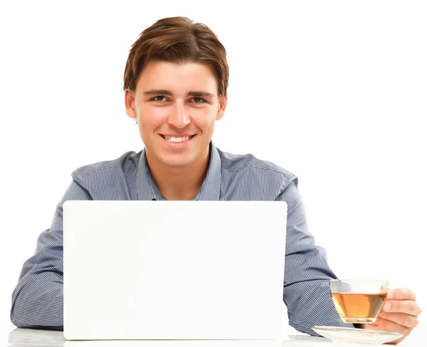 Jovem sentado na frente de um laptop — Fotografia de Stock