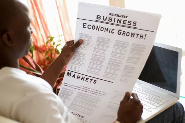 African American businessman reading a newspaper — Stockfoto