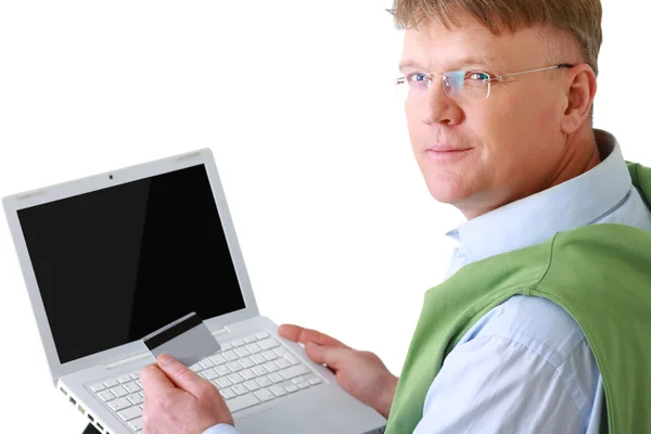 Mann mit Laptop und Kreditkarte — Stockfoto