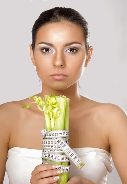 Kobieta pomiaru warzyw — Zdjęcie stockowe