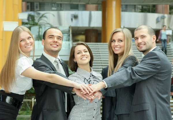 Geschäftsleute stehen mit seinen Mitarbeitern — Stockfoto