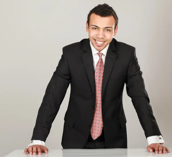 Jeune homme debout près du bureau — Photo