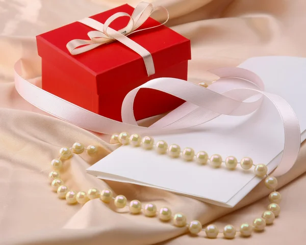 Gift and pearl — Stock Photo, Image