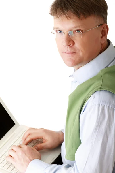 Oudere senior man met laptop — Stockfoto