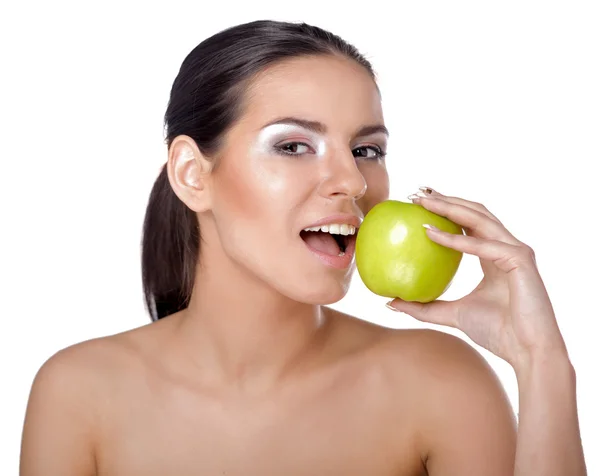 Donna che mangia mela verde — Foto Stock