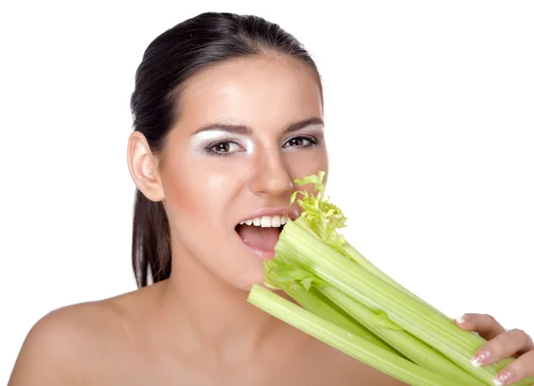 Mujer comiendo verduras — Foto de Stock