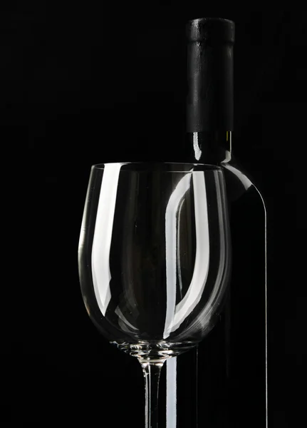 Copa de vino y una botella de vino —  Fotos de Stock
