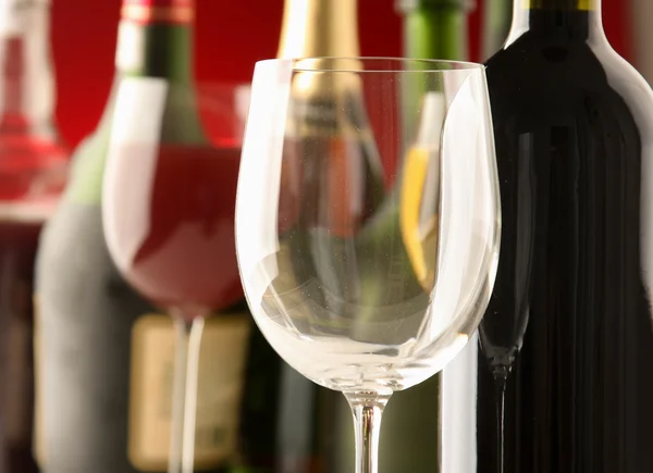Kieliszek czerwonego wina i butelek wina — Zdjęcie stockowe